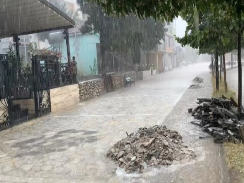 ​Përmbyten rrugët e Bulqizës, reshje të dendura shiu përfshijnë qytetin