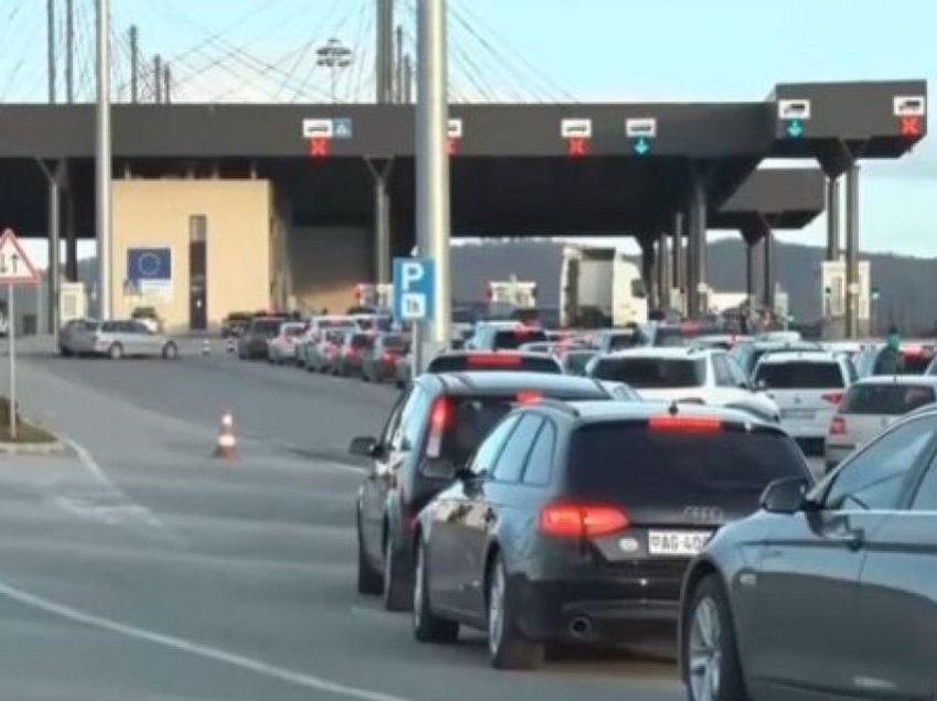Bashkatdhetarët presin deri në dy orë për të dalë nga Kosova, Policia fton qytetarët t’i shfrytëzojnë edhe pikat tjera kufitare