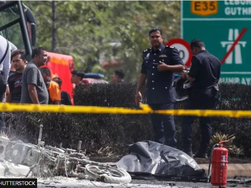 Një avion privat përplaset në autostradën e Malajzisë, dhjetë të vdekur