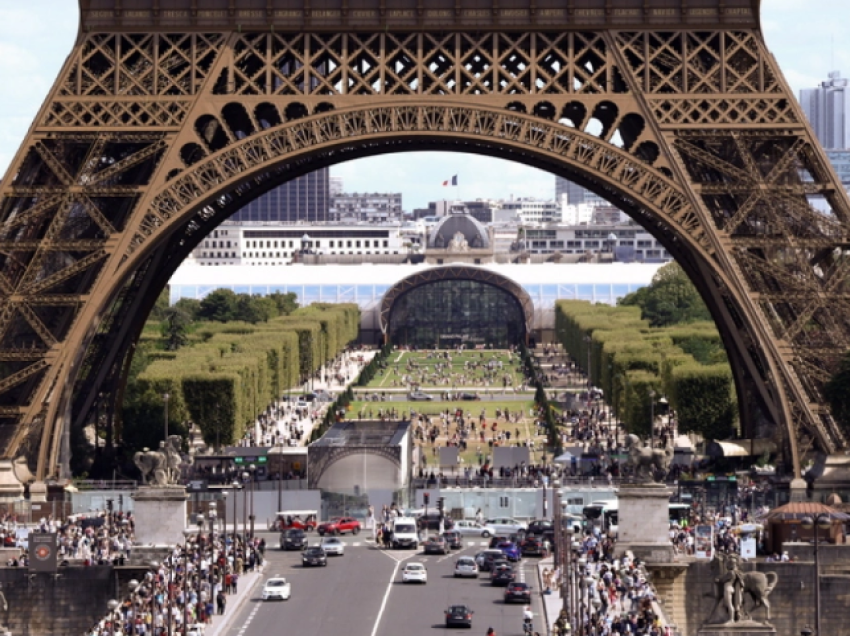 Arrestohet burri që u hodh me parashutë nga Kulla Eiffel