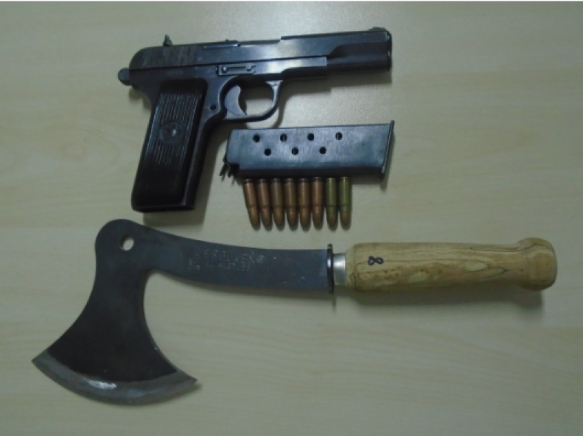Vazhdon operacioni “Goditja”, Policia sekuestron armë në Pejë 