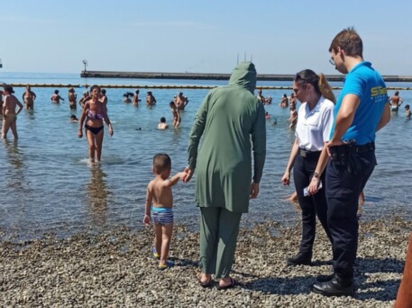 Disa gra myslimane u penguan të laheshin me burkini në një plazh italian