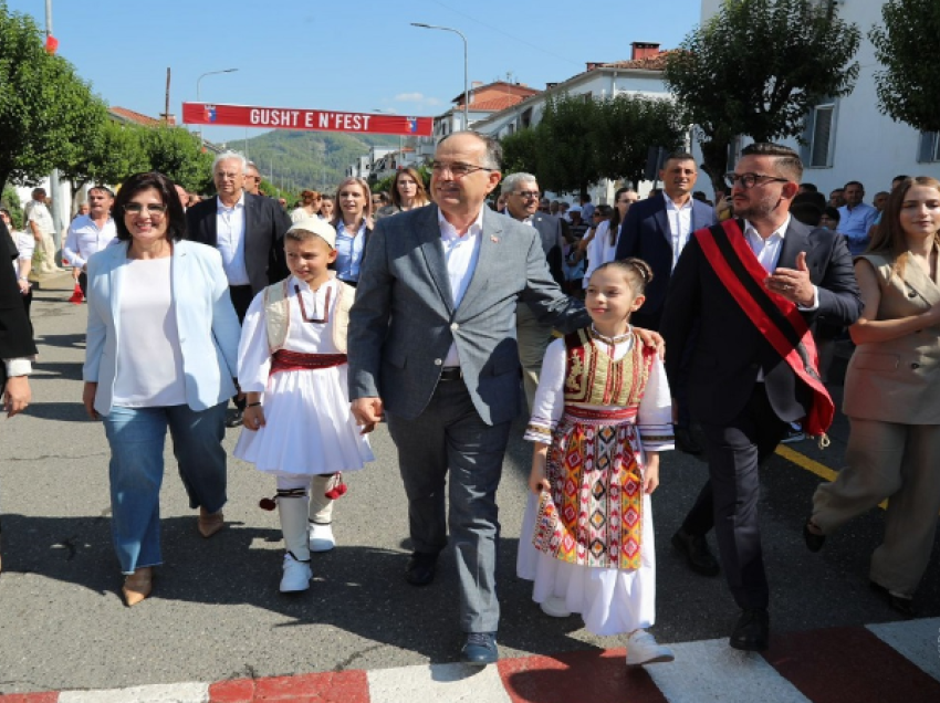 Presidenti Begaj merr pjesë në eventin “Gusht e n’Fest” në Gramsh: Të promovojmë zejet dhe punimet artizane
