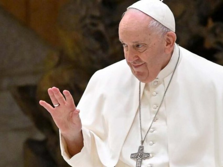 Papa Françesku bën thirrje: Shpenzoni më pak para për armë, më shumë për qëllime humanitare