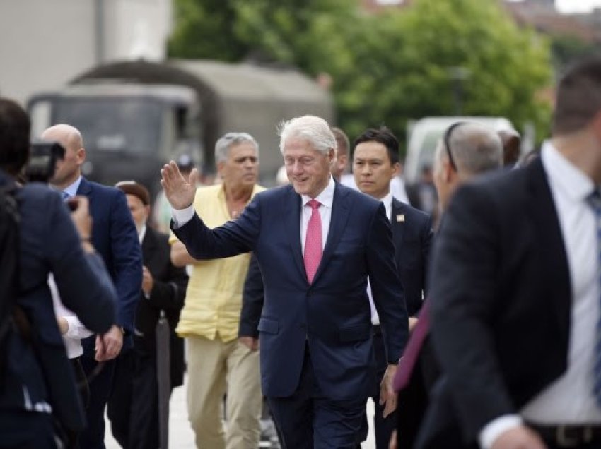 ​Bill Clinton sot feston 77 vjetorin, kjo ishte jeta e vështirë e tij