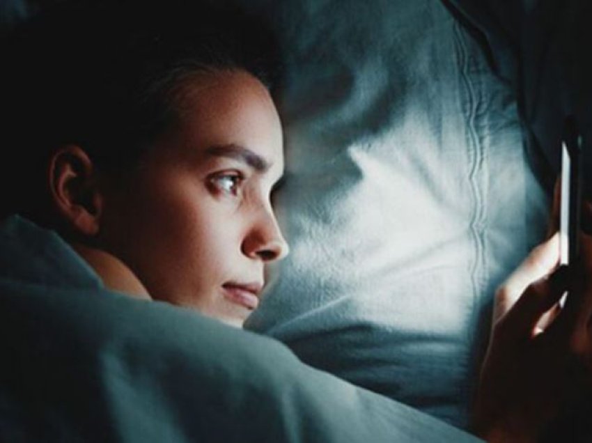 Deri në sa orë para gjumit rekomandohet ta përdorim celularin