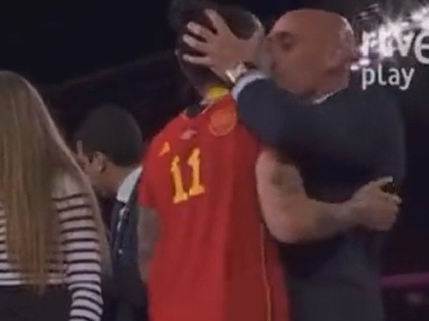 Rabiales kërkon falje që e puthi futbollisten spanjolle