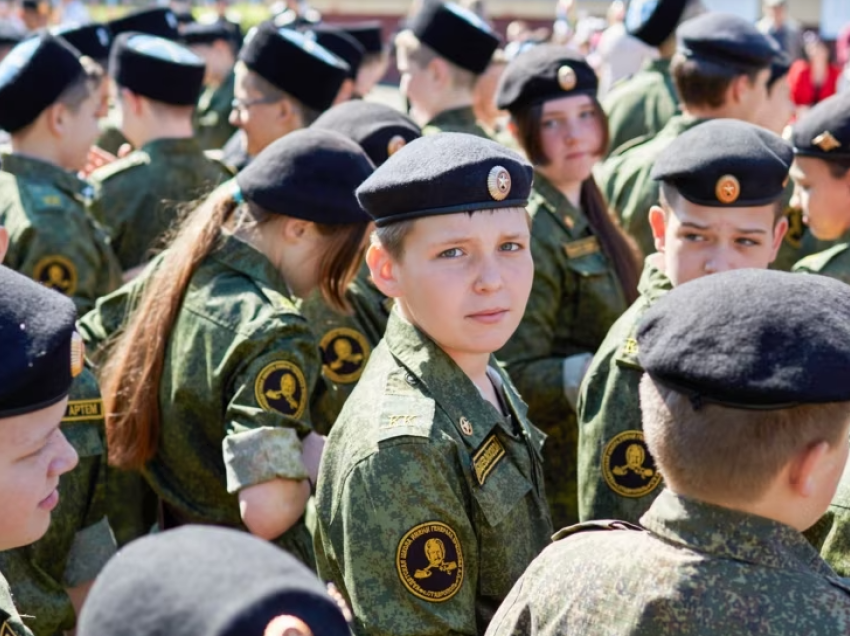 Nxënësit e shkollave të mesme në Rusi do të mësojnë si t’i përdorin dronët ushtarakë