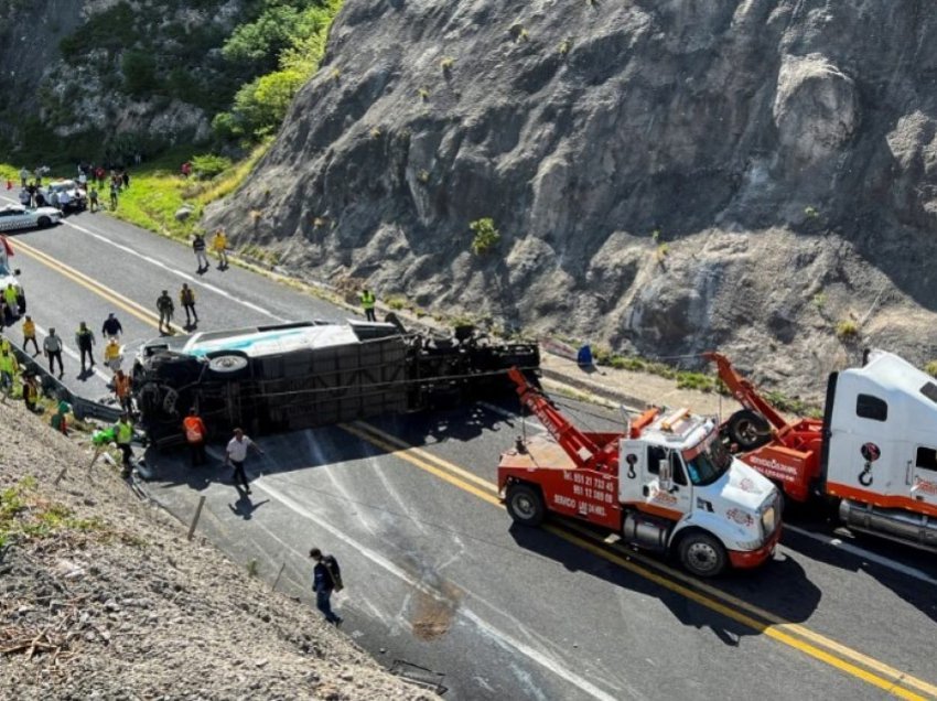 Aksident mes një autobusi dhe një kamioni, të paktën 15 të vdekur në Meksikë