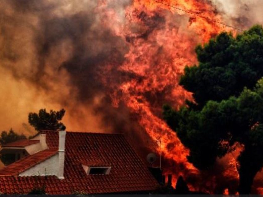 Vazhdon përhapja e zjarreve pranë Athinës për të dytën ditë radhazi