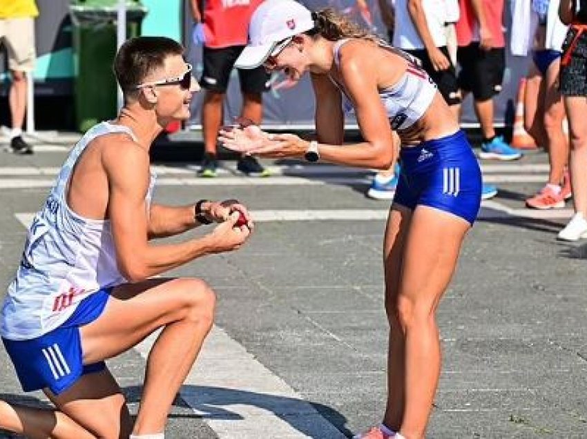 Atleti sllovak i propozon të dashurës për martesë nga vija e finishit!