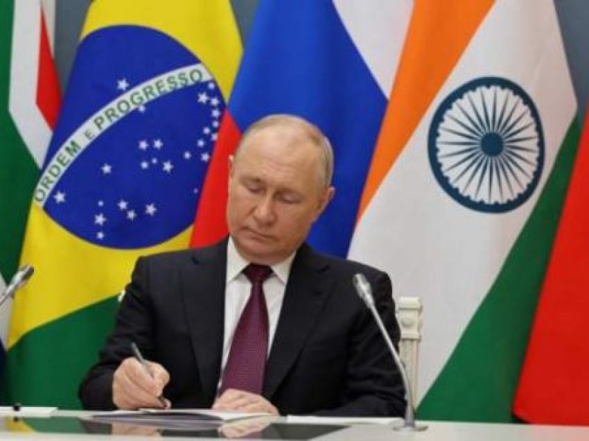 Putin flet në samitin e BRICS, injoron rrëzimin e avionit të Prigozhin