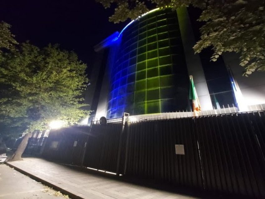 ​Ambasada italiane në Prishtinë ndriçohet me ngjyrat flamurit të Ukrainës