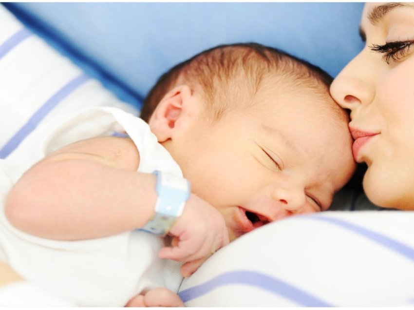 A e rrit puthja rrezikun e vdekjes foshnjore?