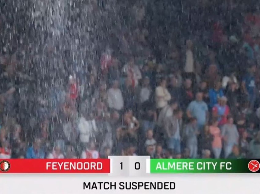 Rreshje të dendura shiu, ndërpritet ndeshja e Eredivisie