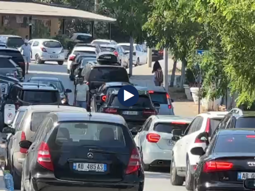 Trafik i bllokuar prej 30 minutash në Vlorë, drejtuesit e makinave fikin motorët/ Dyshohet për aksident