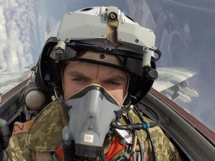 Lufta e Ukrainës: Piloti i famshëm bashkë me dy të tjerë vriten në një përplasje në ajër