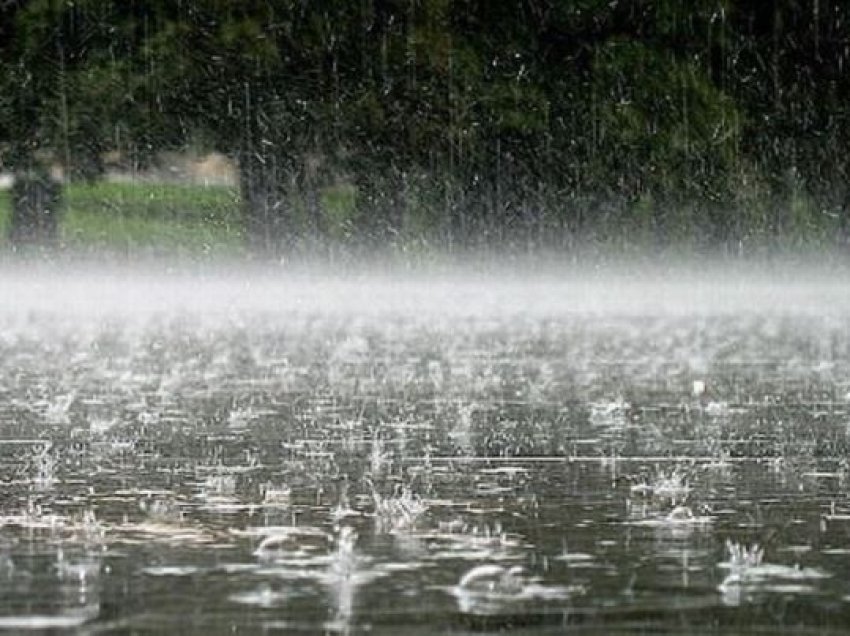 Gjatë 24 orëve në vijim priten reshje shiu, Instituti i Gjeoshkencës: Mund të ketë përmbytje