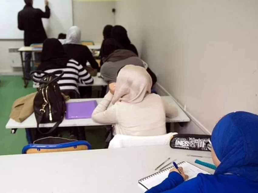 Franca do të ndalojë veshjen e abaya-s myslimane në shkolla