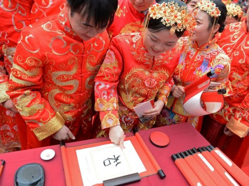 Rënia e lindshmërisë, Kina e ‘shqetësuar’, paguan të rinjtë që martohen nën moshën 25 vjeç