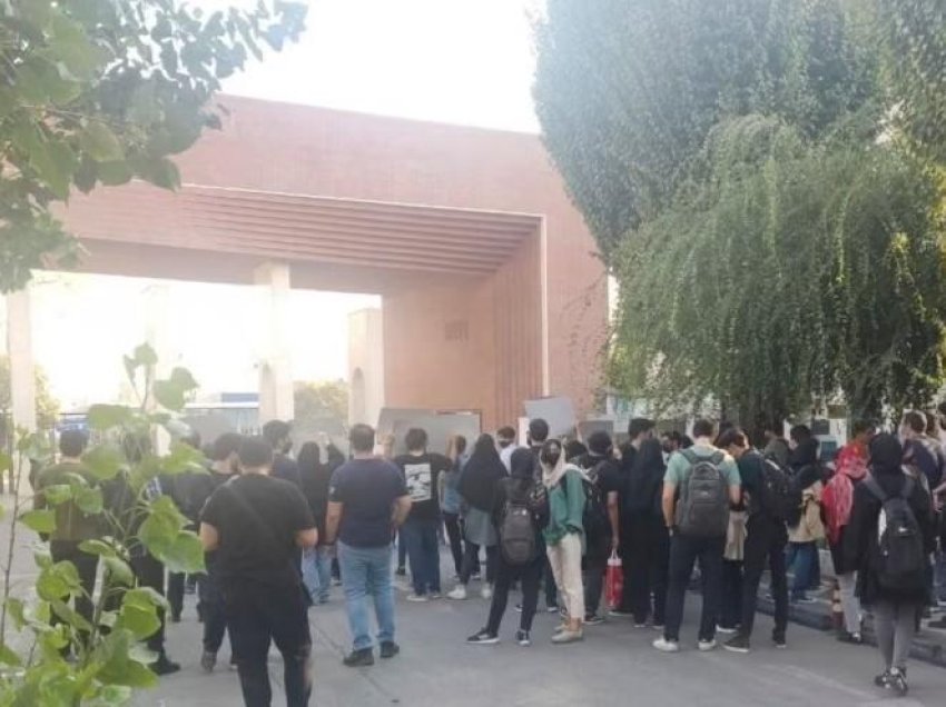 Mbështetën protestat e studentëve, shkarkohen 10 profesorët në Iran