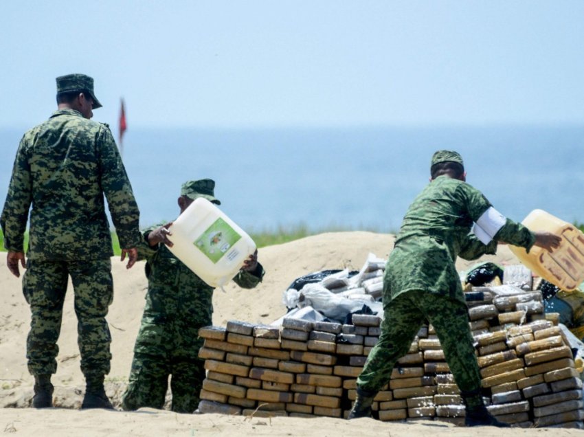 Meksika sekuestron një ngarkesë të madhe me mbi 4 tonë kokainë në det