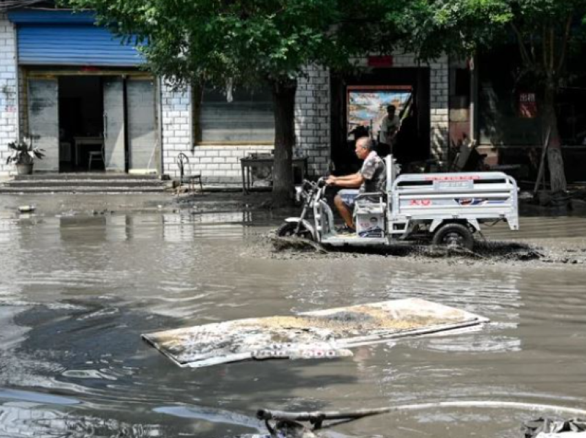 Përmbytjet në Kinë, raportohet për 4 viktima dhe dhjetëra të zhdukur