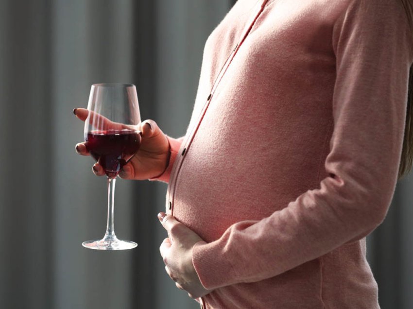 Të pish sasi të vogla të alkooli gjatë shtatzënisë është mjaftueshëm për të ndryshuar trurin e foshnjës, zbulon studimi