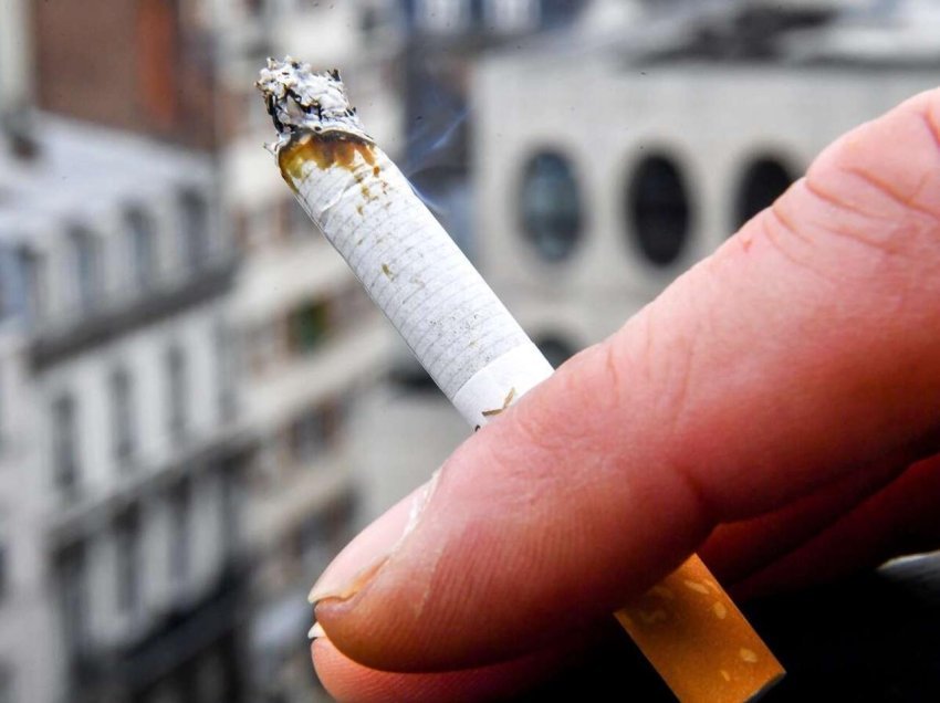 Franca ndalon pirjen e duhanit në plazhe dhe parqe publike