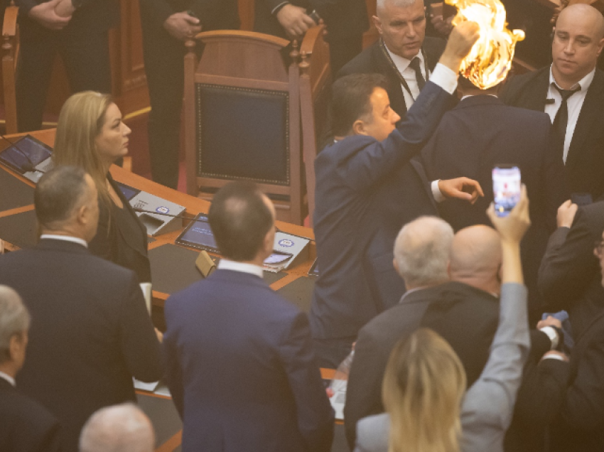 Foltorja i vuri flakën Kuvendit, reagon ministri Balla: Deputeti nuk mund t’i shmanget ligjit duke përfituar apo u fshehur pas imunitetit