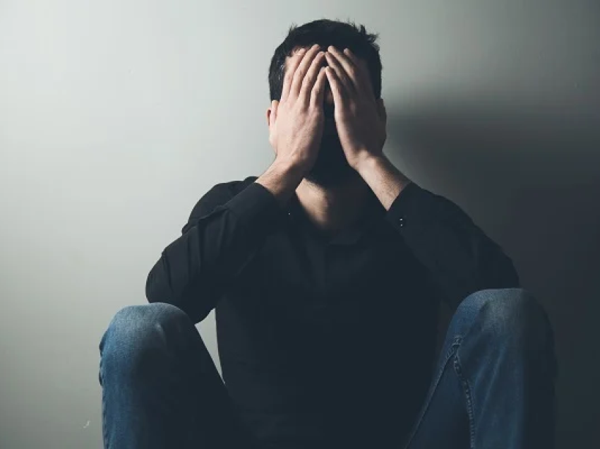 Trishtimi, emocioni i fshehur: Simptomat, shkaqet dhe trajtimet