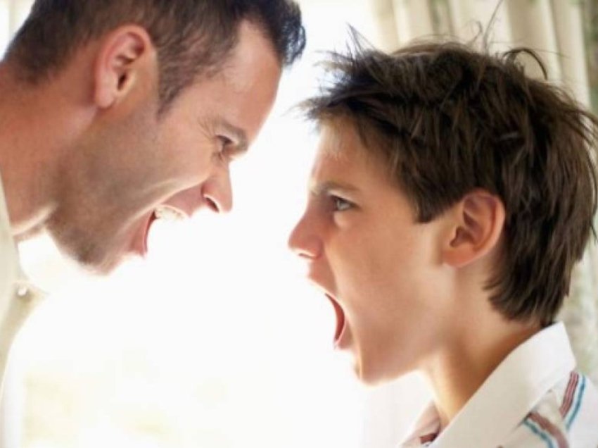 Njerëzit që u rritën me prindër mbizotërues shpesh shfaqin këto sjellje