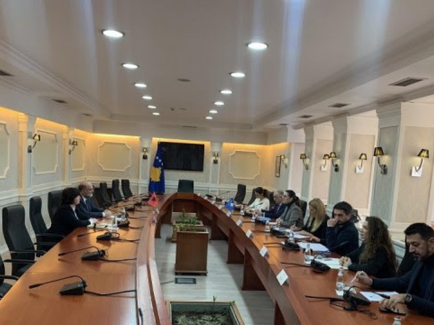 Ambasadori i Shqipërisë takohet me deputetë të Kuvendit të Kosovës