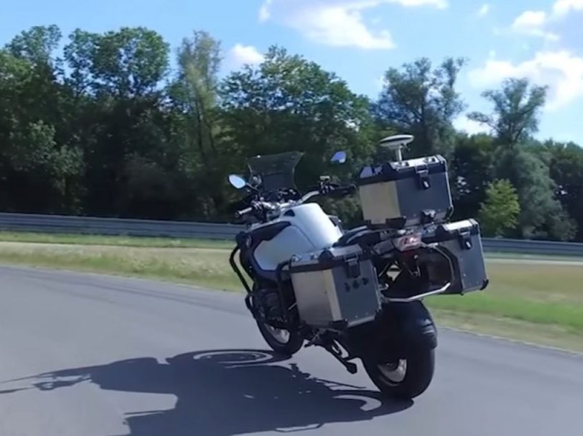 BMW prezanton një motoçikletë që mund të lëviz vetë-vetiu, por nuk do të mund ta blini