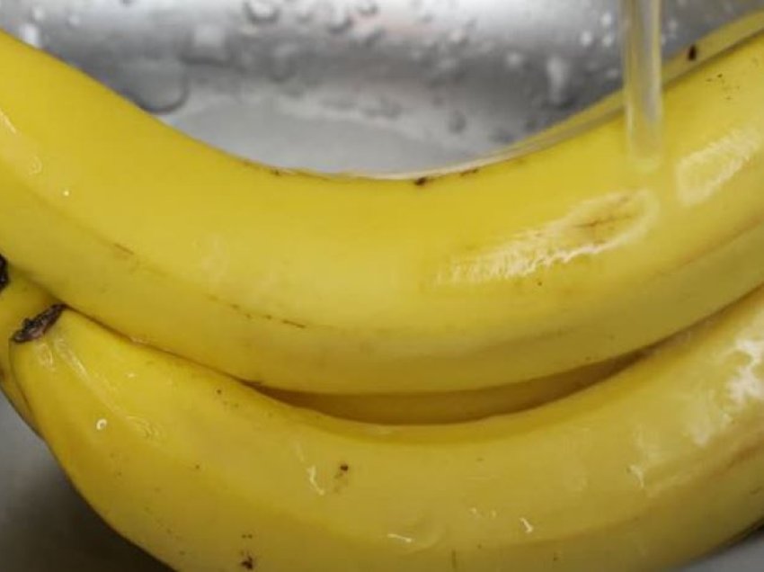 As nuk e keni menduar, por për këtë arsye bananet duhen larë para se t’i konsumoni
