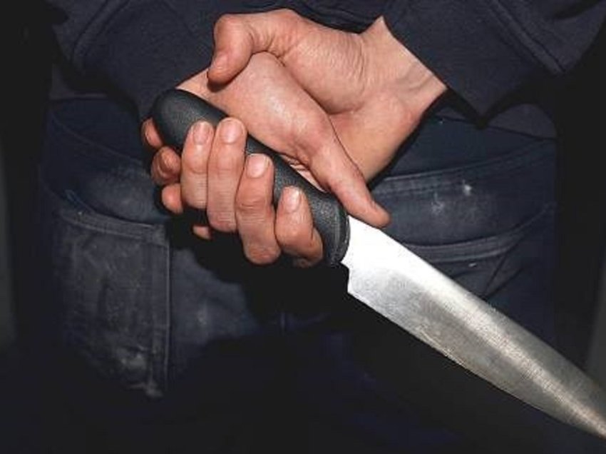Theret me thikë një 28 vjeçar në Prizren, i dyshuari doli nga makina dhe e goditi me thikë në qafë