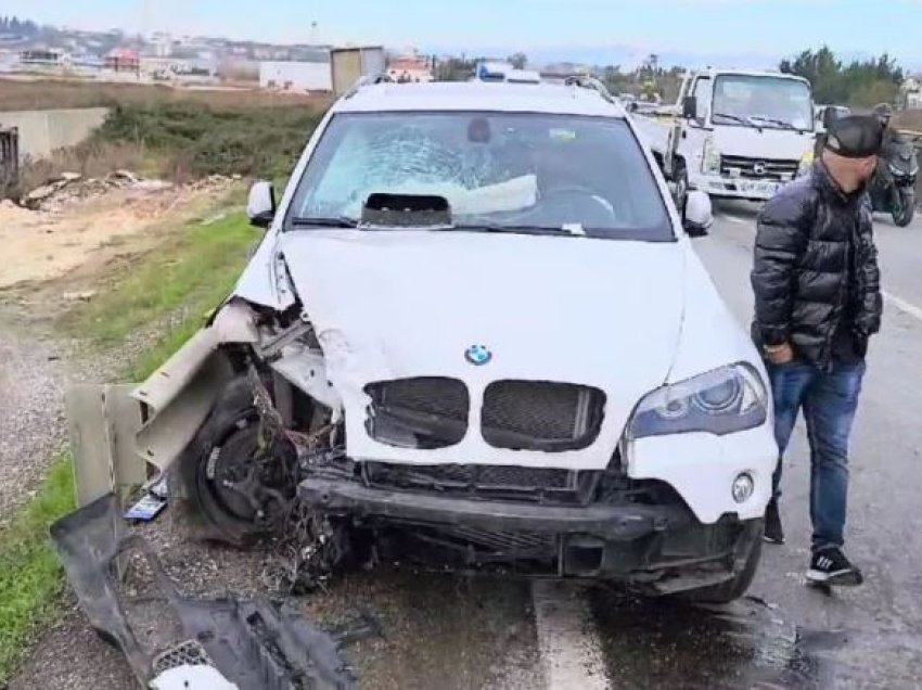 Aksident në autostradën Tiranë-Durrës, përplasen dy makina