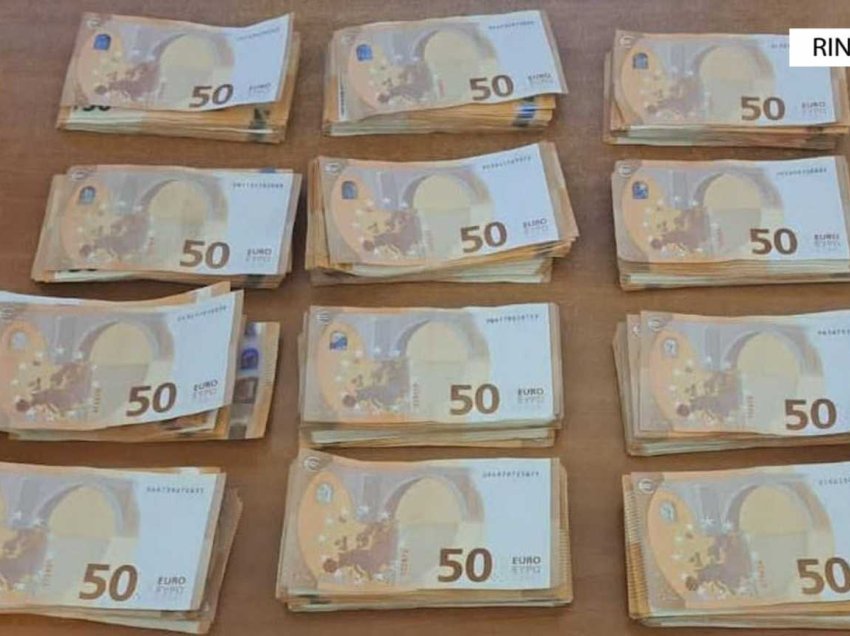 U kap me 30 mijë euro të padeklaruara në Rinas, procedohet penalisht shtetasi gjerman