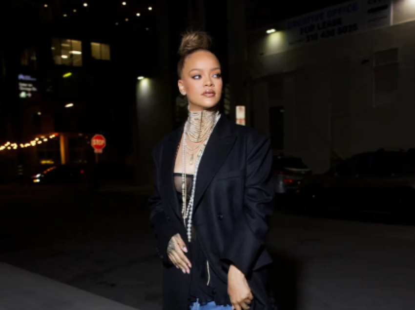 Rihanna merr vëmendje gjatë një dalje në Los Angeles teksa kombinon veshjen me qafore perlash