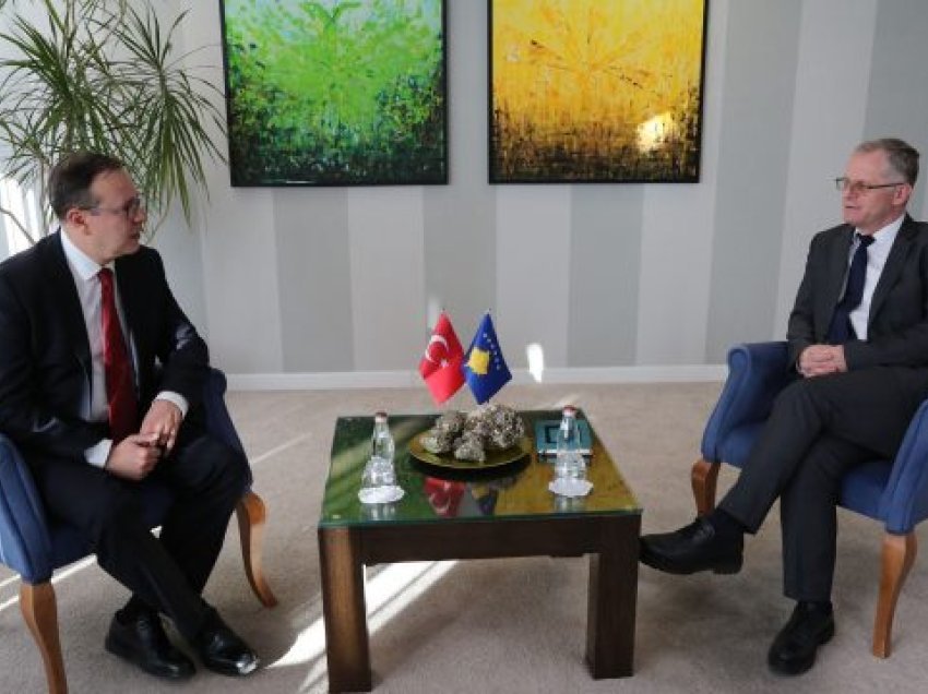 Bislimi takohet me ambasadorin turk, flasin për raportet në mes dy shteteve