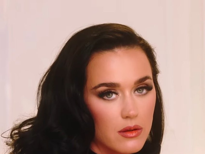 Katy Perry shkëlqen në një korse të tejdukshme dantelle, për një fushatë të Dolce & Gabbana