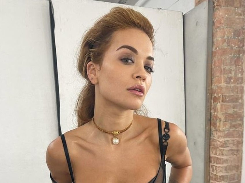 Rita Ora shfaqet atraktive me një fustan Versace të zi gjysmë të tejdukshëm, në imazhet në Instagram