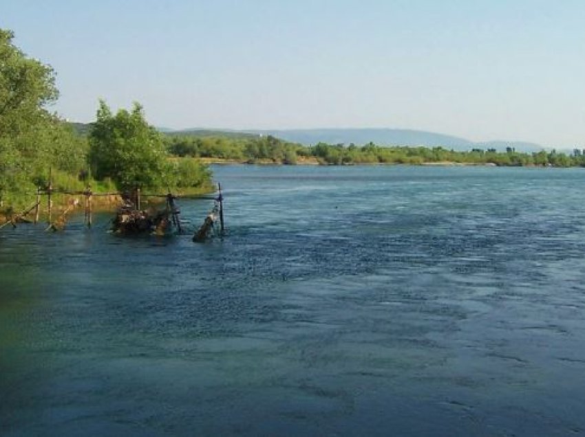 Po peshkonte, 65-vjeçari nga Mitrovica bie në lumin Buna – nisin kërkimet