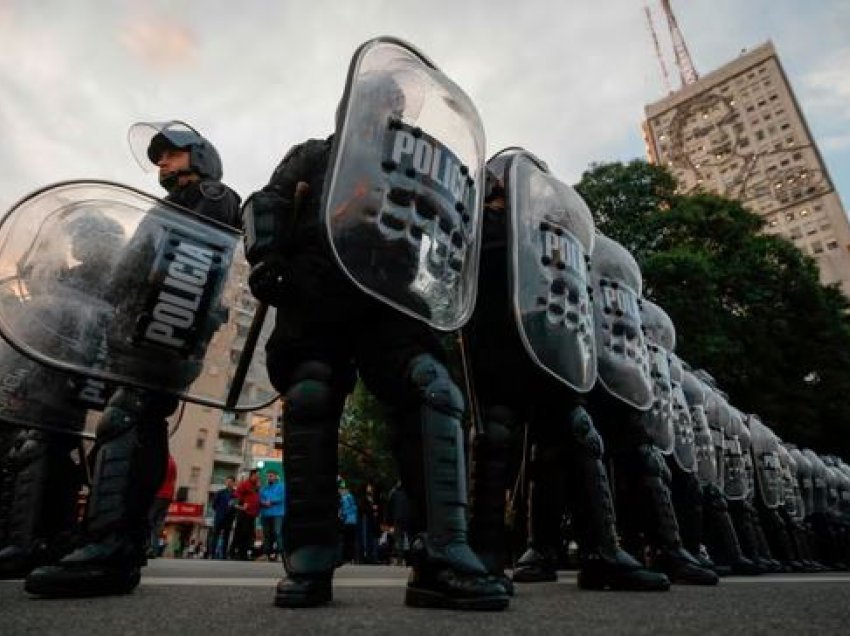 “Burg ose plumb!”/ Qeveria e re në Argjentinë me dorë të hekurt, njofton masa të rrepta për protestat
