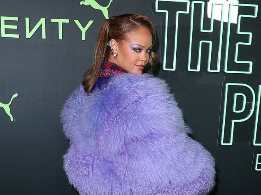 Rihanna shfaqet plot stil me një pallto ngjyrë vjollcë me gëzof