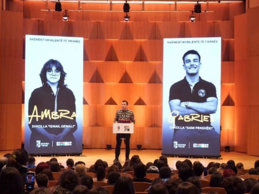 Veliaj me nxënësit më të mirë të Tiranës: Nga janari bursa falas për kurset digjitale te Piramida