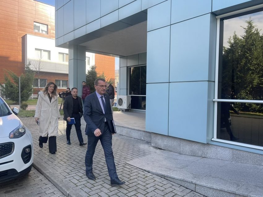 Sindikata e Policisë i shkon në takim Ministrit Sveçla, do t’ia dorëzojnë 14 kërkesat