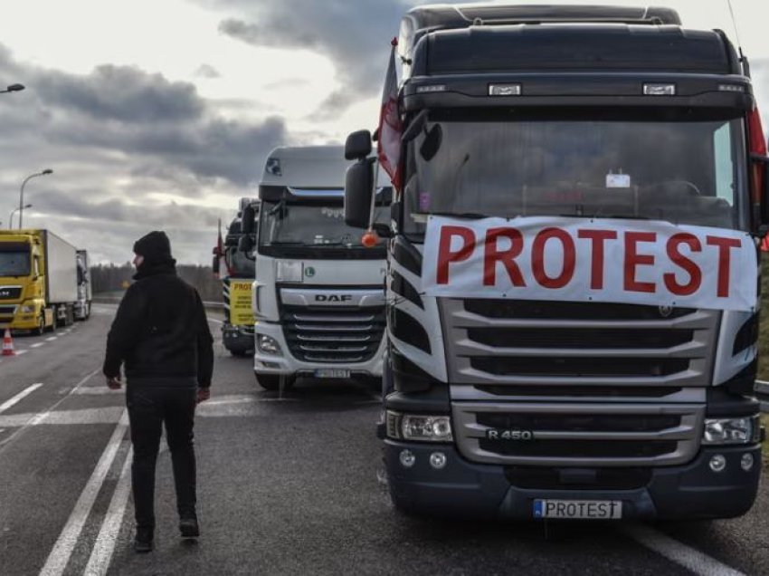 Protestuesit polakë zhbllokojnë kufirin mes Polonisë dhe Ukrainës
