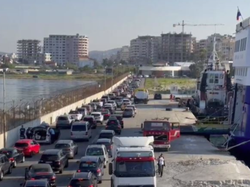 Fluks emigrantësh edhe në Portin e Vlorës, ja sa persona hynë sot