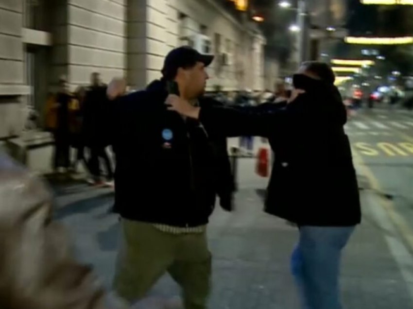 Gjatë raportimit të drejtpërdrejtë nga protestat në Beograd, gazetari sulmohet nga një burrë – publikohen pamjet